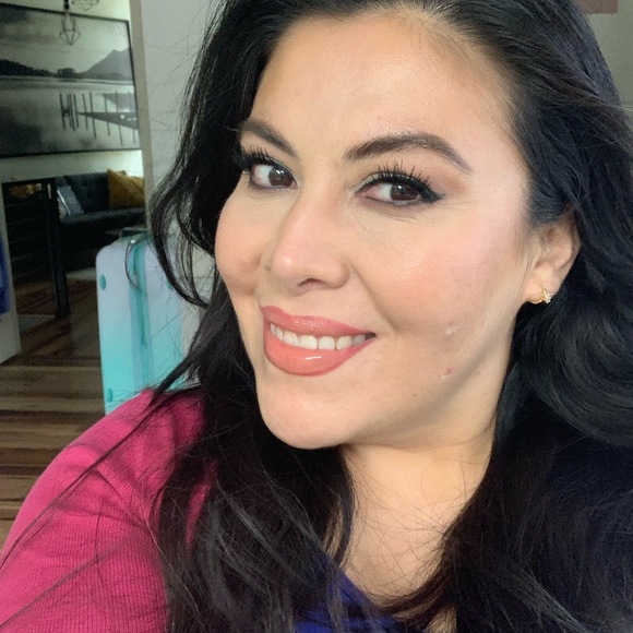 Meet your Posher, Karina - Picture 2 of 6